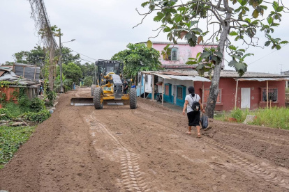 Moradores de Solbrisa indican que tres muros transversales deben ser reforzados antes de la llegada de las lluvias.