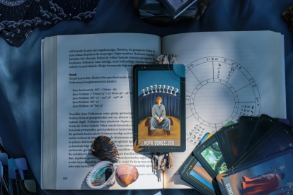 Cartas, libros y símbolos astrológicos acompañan el ritual de cierre de año, una invitación a reflexionar, soltar ciclos y preparar nuevas decisiones antes de iniciar el 2026.