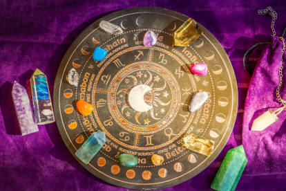 La rueda del zodiaco y los cristales representan el balance energético del fin de 2025, un momento clave para revisar aprendizajes y proyectar intenciones para el nuevo año según cada signo.