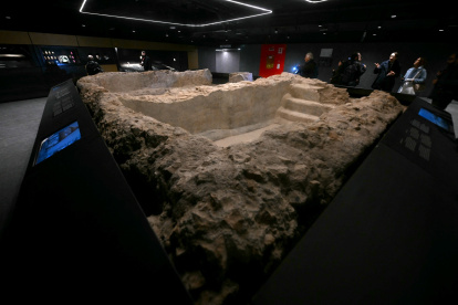 Una fotografía muestra los hallazgos romanos antiguos exhibidos dentro de la estación de metro Colosseo, en Roma.