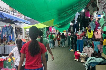 Puestos informales se han instalado en las calles del centro de Quevedo.