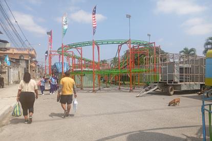 Hay calles que han sido cerradas al paso peatonal y vehicular debido a la instalación de juegos mecánicos, algo que los moradores cuestionan al Municipio de Playas.