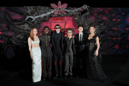 Sadie Sink, Caleb McLaughlin, Finn Wolfhard, Gaten Matarazzo, Noah Schnapp y Millie Bobby Brown en la premier de Stranger Things.