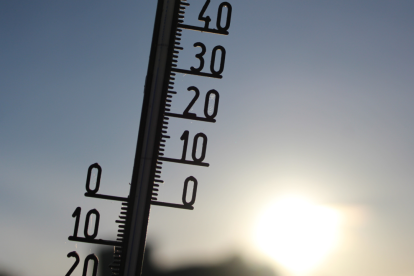 Referencial.Termómetro bajo el sol en Guayaquil, ciudad en alerta por calor extremo en la Costa ecuatoriana.