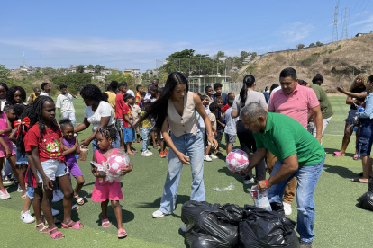 Carlos Macías ex Barcelona sorprendió con los Papá Noel deportivos en Socio Vivienda 2.