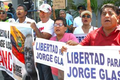 Los militantes de la Revolución Ciudadana (RC) acudieron a la Unidad Judicial de Santa Elena y esperaban que Glas llegara a la audiencia.