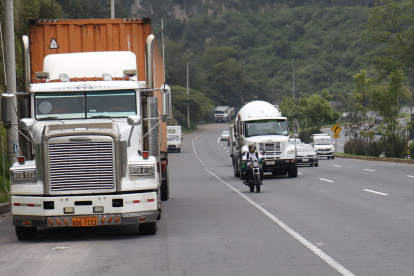 Transporte pesado que requiera circular en la Simón Bolívar y Ruta Viva en el horario de restricción debe obtener un salvoconducto.