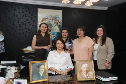Gladis y Alicia Ortega, Carolina Maldonado, Angélica y Gabriela Molina. En retratos, el bisabuelo Aurelio y el abuelo Homero.