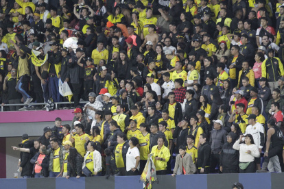 Los hinchas de Barcelona llegaron a varios estadios a apoyar a su equipo.