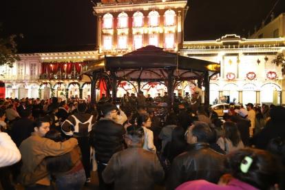 Las presentaciones artísticas atraen a turistas a congregarse en el parque central Abdón Calderón.