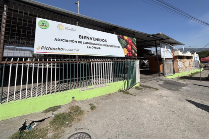 En la feria libre de La Ofelia, en Cotocollao, norte de Quito, vendedores se organizaron para contar con techo.