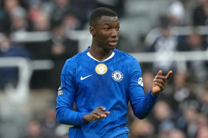 Moisés Caicedo comandará el mediocampo del Chelsea ante Aston Villa.