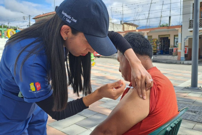 Jornada de vacunación busca reducir complicaciones graves por influenza en poblaciones vulnerables.