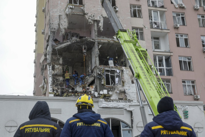 Rescatistas ucranianos trabajan en el lugar de un ataque ruso contra un edificio residencial de varios pisos en Kiev, Ucrania, este sábado 27 de diciembre de 2025.