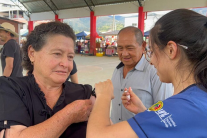 Personal de salud vacuna a la ciudadanía contra la influenza en un punto habilitado por el MSP