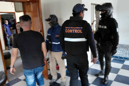 Los policías detuvieron a dos sujetos dentro de la clínica de rehabilitación.