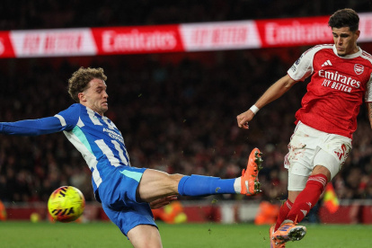 El defensa ecuatoriano Piero Hincapié (d) se ha consolidado como titular en Arsenal.