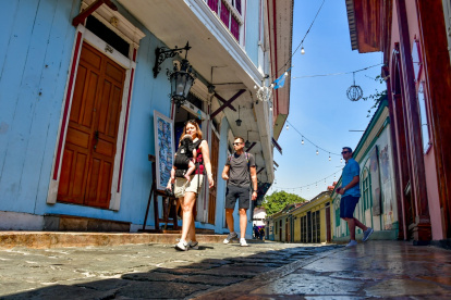 Visitantes recorren el barrio Las Peñas. De cara al 2026, el gremio turístico guayaquileño proyecta un crecimiento sostenido en la reactivación del sector.