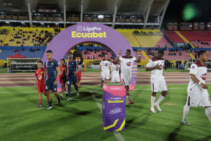 Realidades. Vinotinto (i), pese a tener al día en los pagos a su plantel de jugadores, militará el 2026 en la Serie B. El Nacional (d), en cambio, registró el descenso administrativo por incumplir el pago de deudas reclamadas en la FEF.