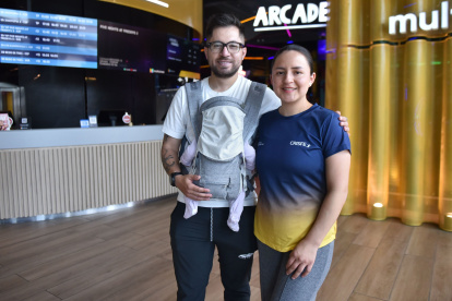 Glenda Morejón (d) con la pequeña Victoria y su esposo y entrenador Marlon Pesántez (i).