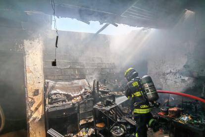 La Unidad de Investigaciones de Incendios recolectó indicios para determinar las posibles causas del fuego.