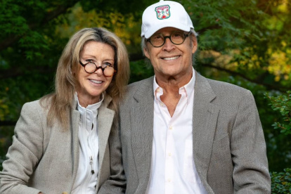 Chevy Chase junto a su esposa Jayni