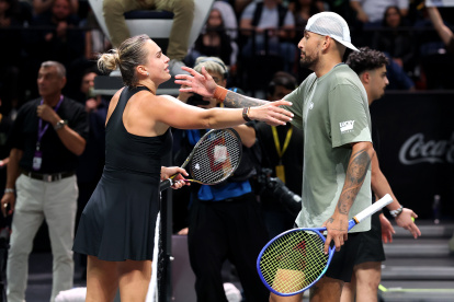 Aryna Sabalenka (i) y Nick Kyrgios (d) se enfrentaron en Dubai en la "batalla de los sexos".