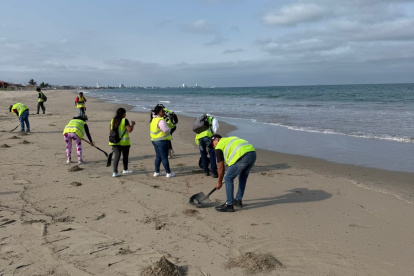 En la playa se realizaron tareas de limpieza ante el derrame, según informó la Secretaría Nacional de Gestión de Riesgos.