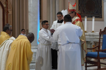 El cardenal y arzobispo Luis Cabrera presidió la ceremonia religiosa en la Catedral de Guayaquil.