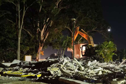 Con maquinaria pesada fue destruido el monumento a la comunidad china en Panamá.