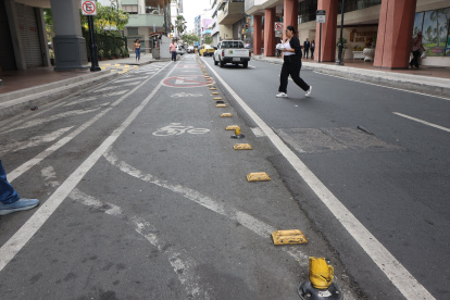 En tramos de la ciclovía, como este de la calle Junín, hay bolardos dañados. Es una muestra del abandono en la infraestructura de movilidad activa.