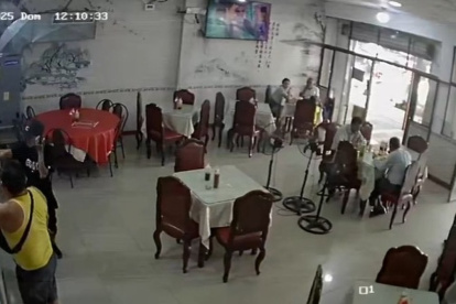 Instante en el que el sicario le disparó a la trabajadora de un chifa en Pascuales, un negocio que estaría siendo extorsionado.