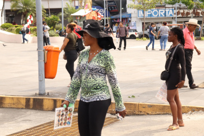 Migrantes caminan este sábado, 27 de diciembre de 2025, por una plaza en el municipio de Tapachula, en el estado de Chiapas (México).
