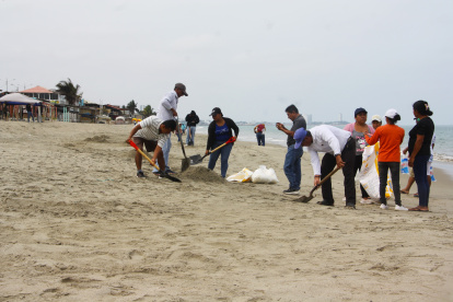 En la playa se hacían tareas para limpiar el hidrocarburo derramado. Tras la evaluación se definirá la reapertura del espacio.