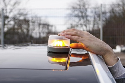 Ministerio del Interior prohíbe balizas o dispositivos luminosos en autos privados.