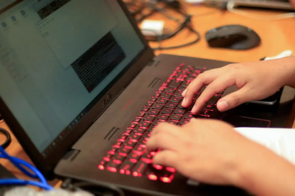 Usuarios. La expansión de la fibra en América Latina impulsa la renovación de las telecomunicaciones.