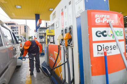 El despacho de combustible en una gasolinera en Ecuador.