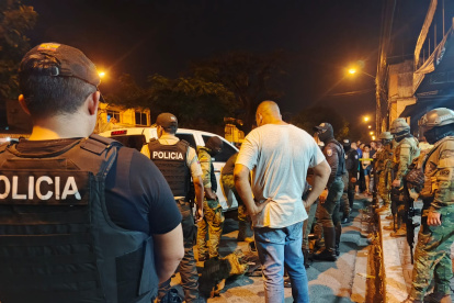 Policías requisaron a varios militares tras denuncias de presunto hurto durante un allanamiento.