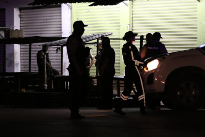 Personal de Criminalística realizó el levantamiento de los cuerpos tras la balacera en Flor de Bastión, Guayaquil.