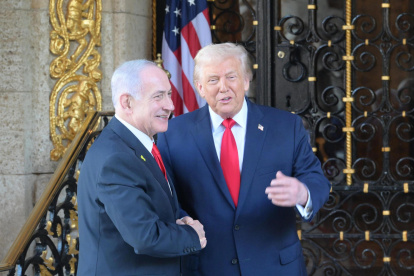El presidente de Estados Unidos, Donald Trump (d), saludando a Netanyahu (i) a su llegada a una reunión este lunes, en Miami (EE.UU.).