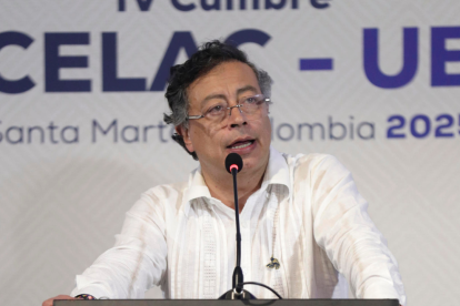 Petro decreta alza del 23,8 % al salario mínimo para 2026.