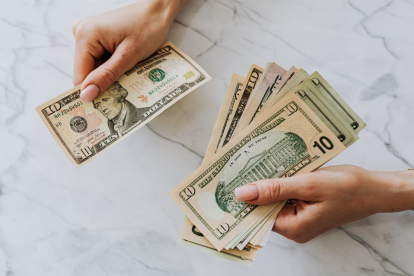 Referencial. Los beneficiarios del Bono de Desarrollo Humano reciben una ayuda económica mensual.