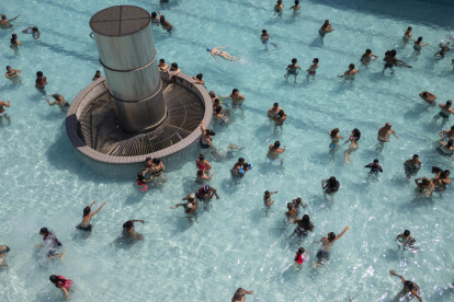Fotografía aérea que muestra personas en la piscina de la terraza del edificio de Servicio Social de Comercio del Estado de São Paulo (Brasil).
