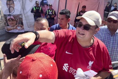 Fotografía de archivo del alcalde de Tegucigalpa, Jorge Aldana (d).