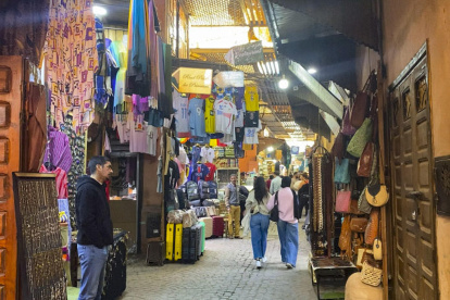Vista de una calle comercial en la ciudad de Marrakech (Marruecos).