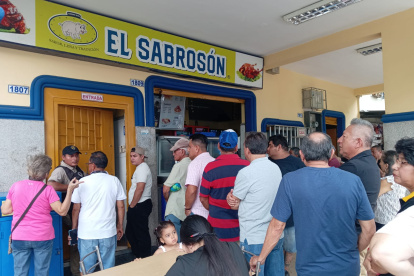 La fila de clientes que se formaron en el exterior del local del Sabrosón, el martes 30 de diciembre de 2025.