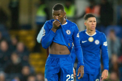 Moisés Caicedo en el empate 2-2 de Chelsea ante Bournemouth.