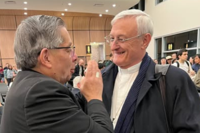 El arzobispo de Quito, monseñor Alfredo Espinoza, despide a monseñor Andrés Carrascosa.