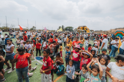 La entrega constante de alimentos por parte de voluntarios y fundaciones refuerza la ayuda social y fortalece la confianza en los barrios más vulnerables.