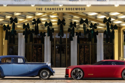 El primer modelo de Jaguar frente al último en un comparativo por los 90 años.